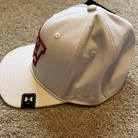 NWT Under Armour White Wisconsin Badgers Logo Hat - Picture 3 of 5